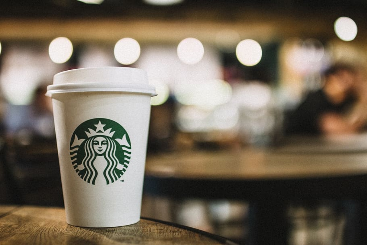 Starbucks is decaffeinating Russia and decides to close over a hundred of its stores.