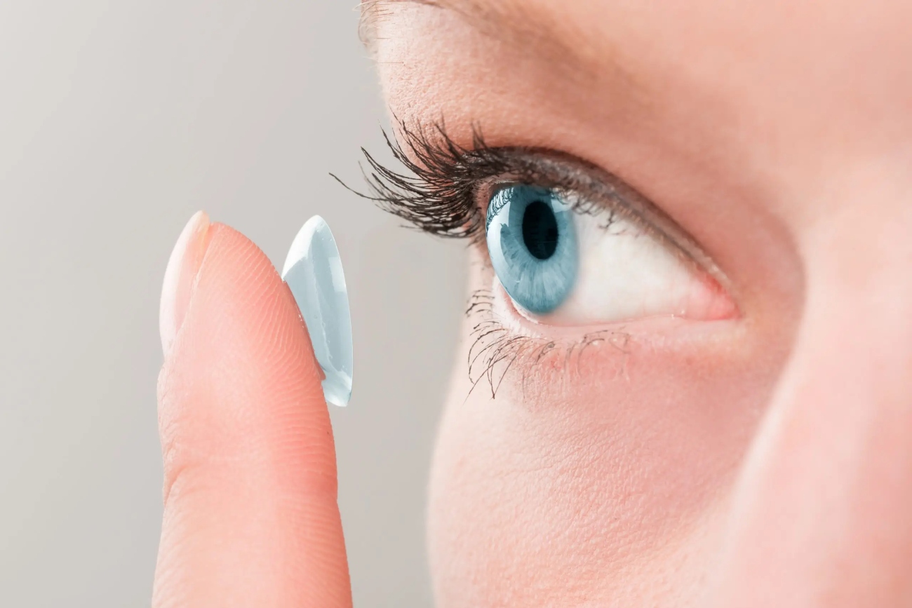 Soft contact lenses, commonly used by over 45 million Americans, have been found to contain toxic per- and polyfluoroalkyl substances (PFAS)