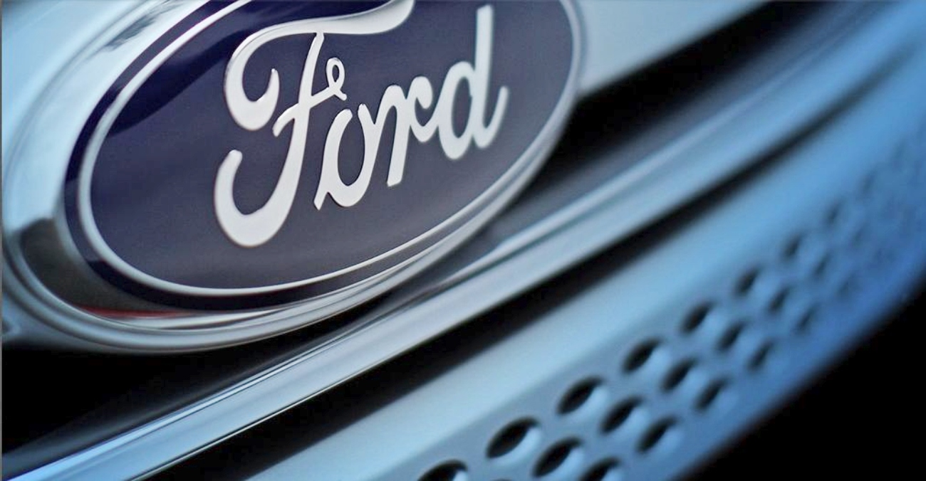 Ford Motor Company has expanded and is issuing a new recall for over 125,000 sport utility vehicles and trucks because engine failures may cause a fire.