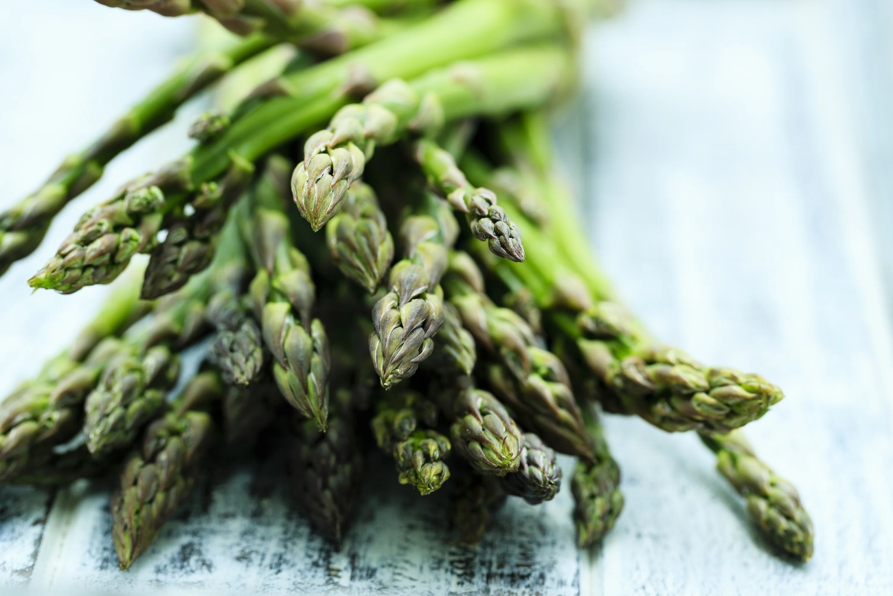 Asparagus, a delicious and nutritious vegetable many enjoy, has an interesting secret: it can make urine smell peculiar after eating.