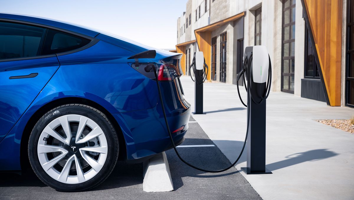 An Australian bank will stop offering loans for new fossil fuel cars from 2025, stating it will 'encourage' people to buy electric vehicles.